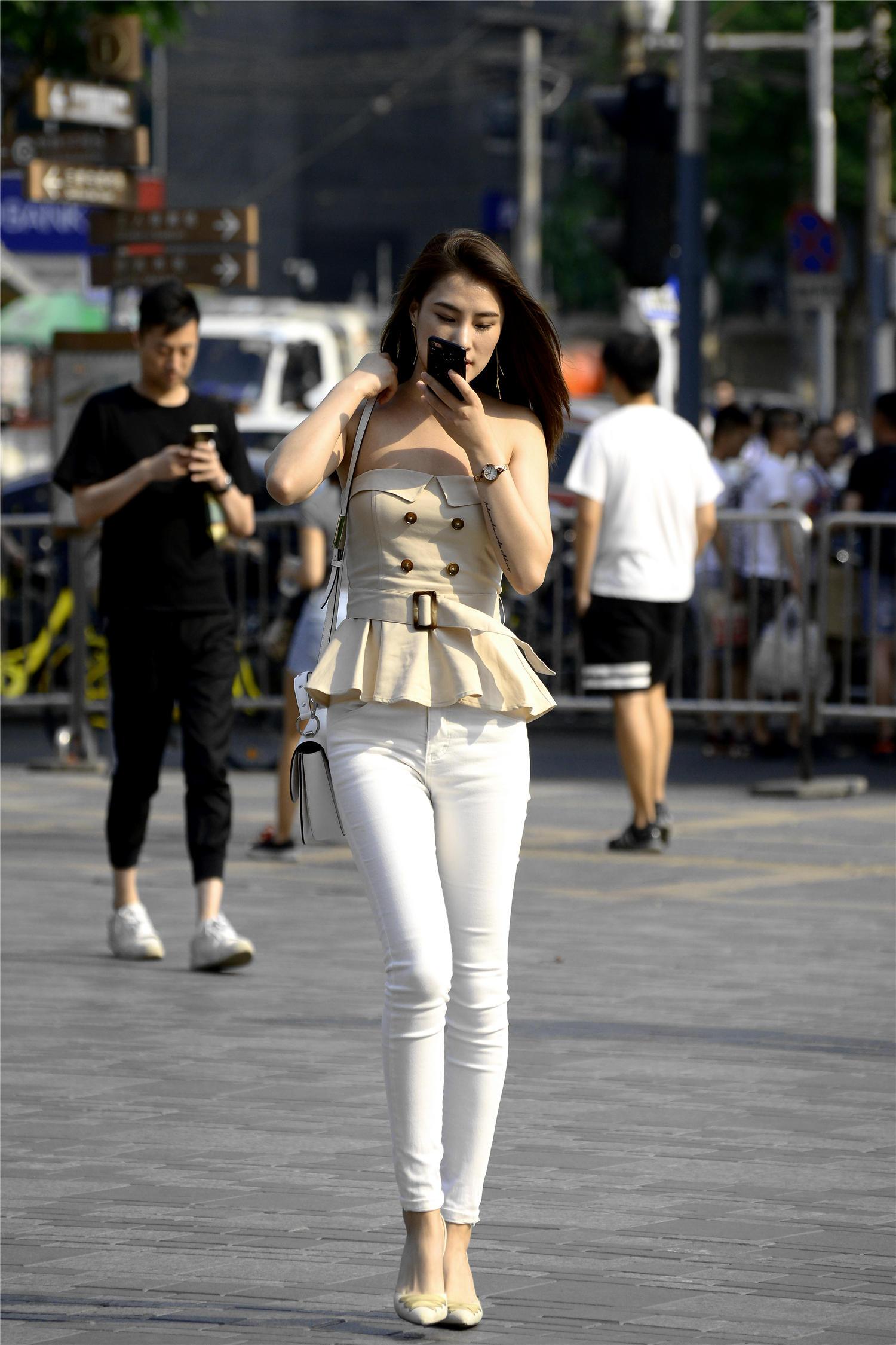 白色紧身牛仔裤,搭配一双5厘米的尖头细跟凉鞋,搭配出精致效果