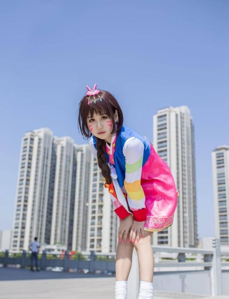 斗鱼新门面解说腐团儿cos守望先锋dva玩枪的姿势有点萌