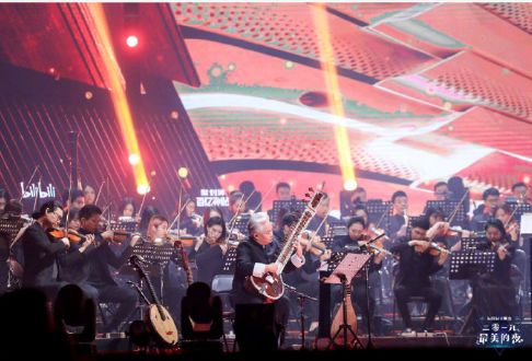 方锦龙与交响乐团众乐手们赵兆:最开始,跟导演组有这么一个方案,邀请