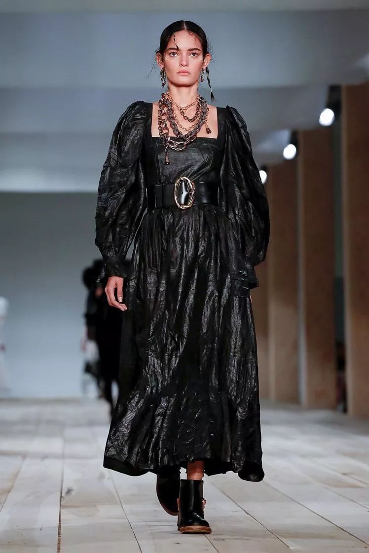 "后麦昆"时期奇妙世界,英式的复古浪漫,献给mcqueen的最美情书!