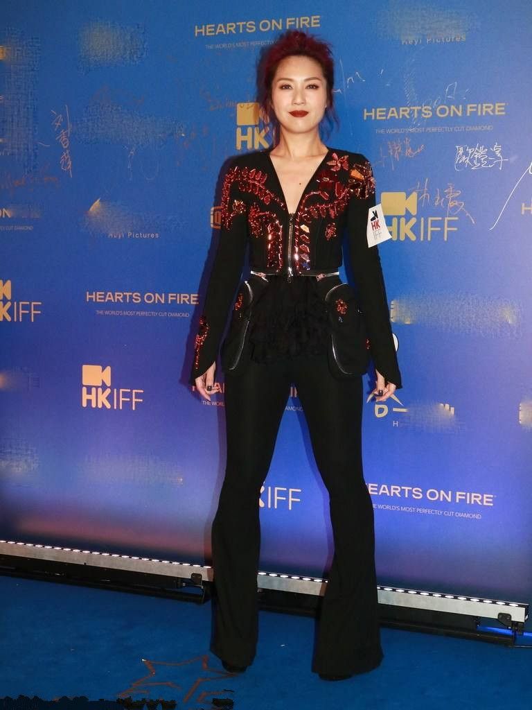 看惯了滤镜下的明星来个五五分穿搭的杨千嬅还真是不习惯呢