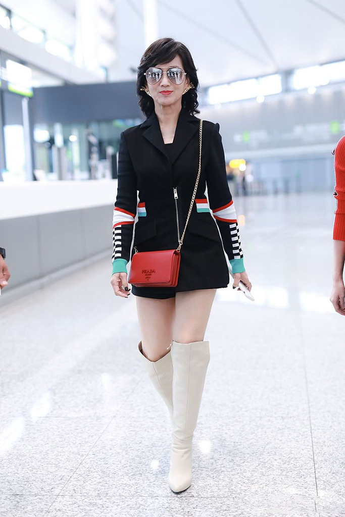 原创65岁赵雅芝真不服老!踩10cm高跟靴子配嫩绿西装裙,奶奶辈新潮流