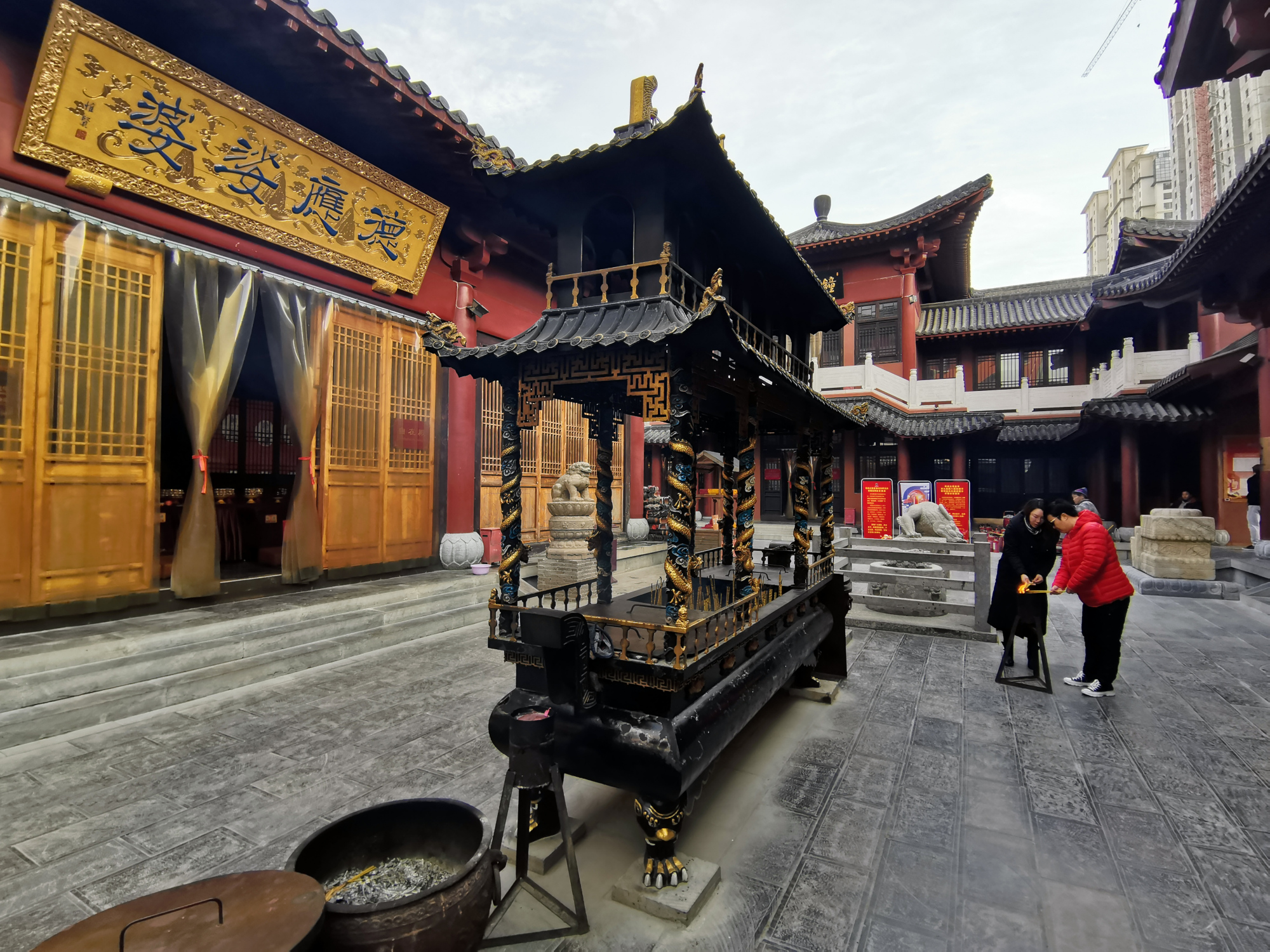 原创敢信?郑州市区藏座免费寺庙,建有中国室内最大观音像