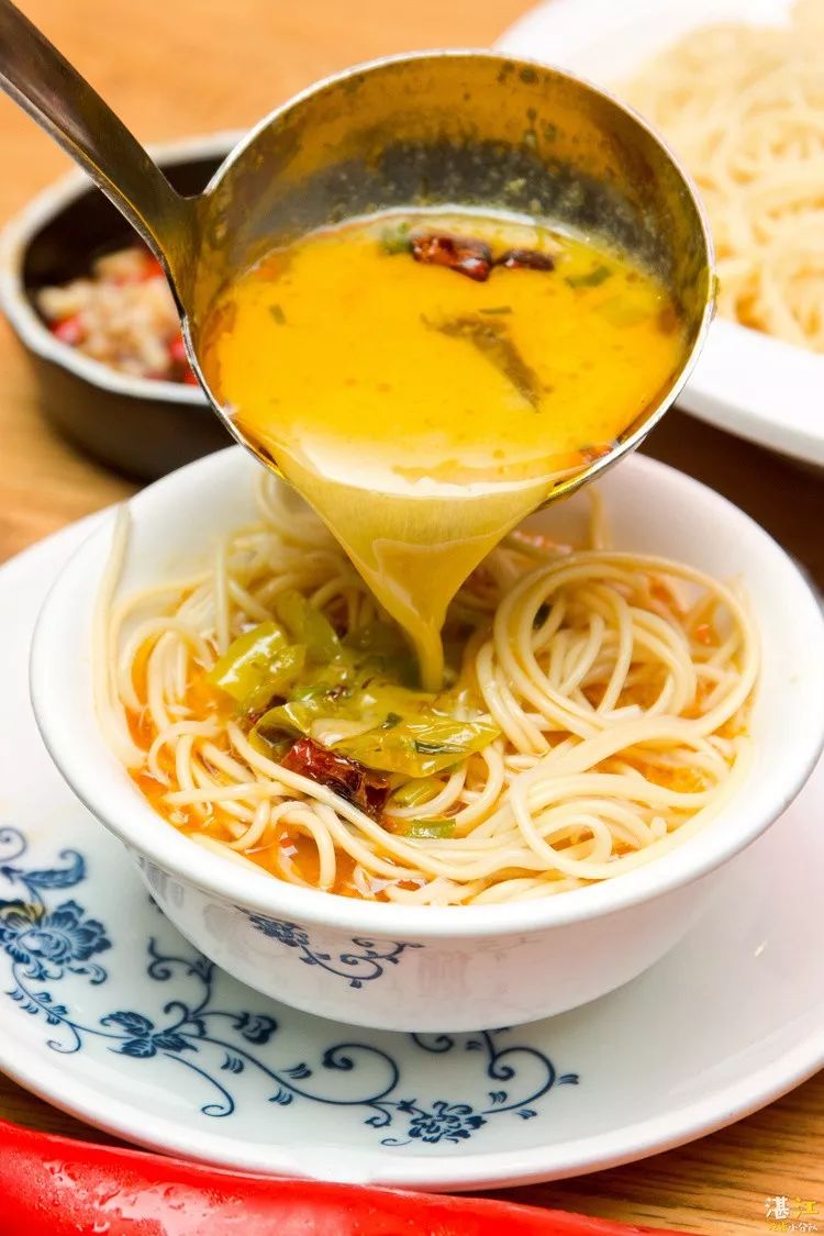 面条爽口又筋道自制老坛酸菜鸡肉面完成!