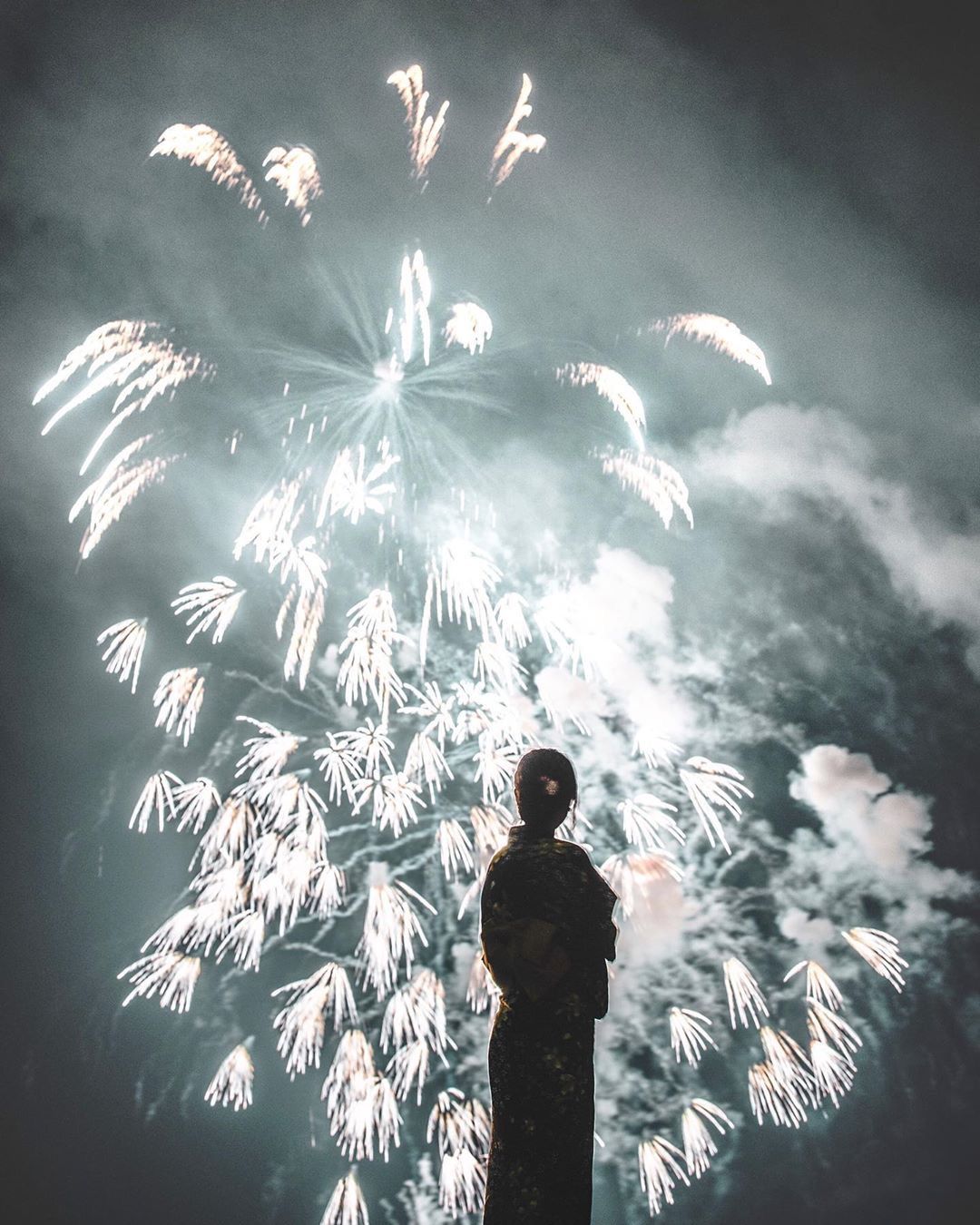 花费了9年的时间,他终于给妻子拍出最美的雨中烟花!