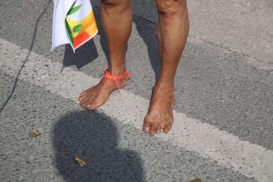 60多岁厚街"最能跑的奶奶"赤脚跑完全程↓↑半马女选手冲线一刻↑半