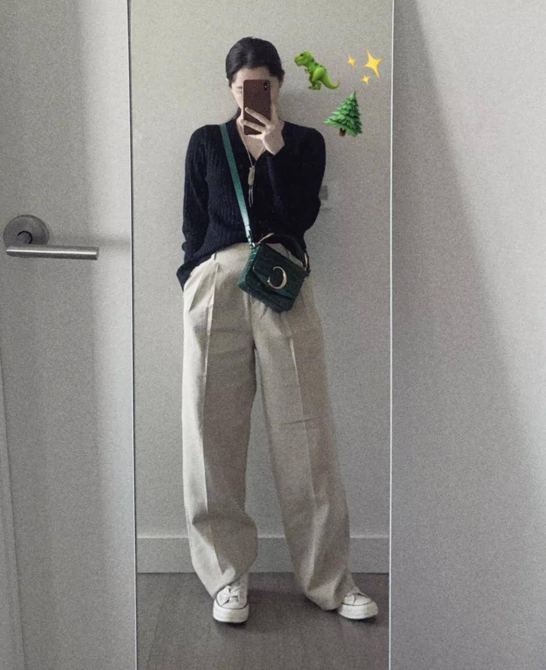 其实不止是欧阳娜娜,不少博主和明星貌似都中了它的毒,"对镜自拍"的