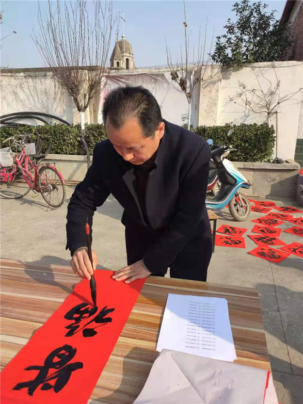 扶风县书法家义写春联群众点赞叫好