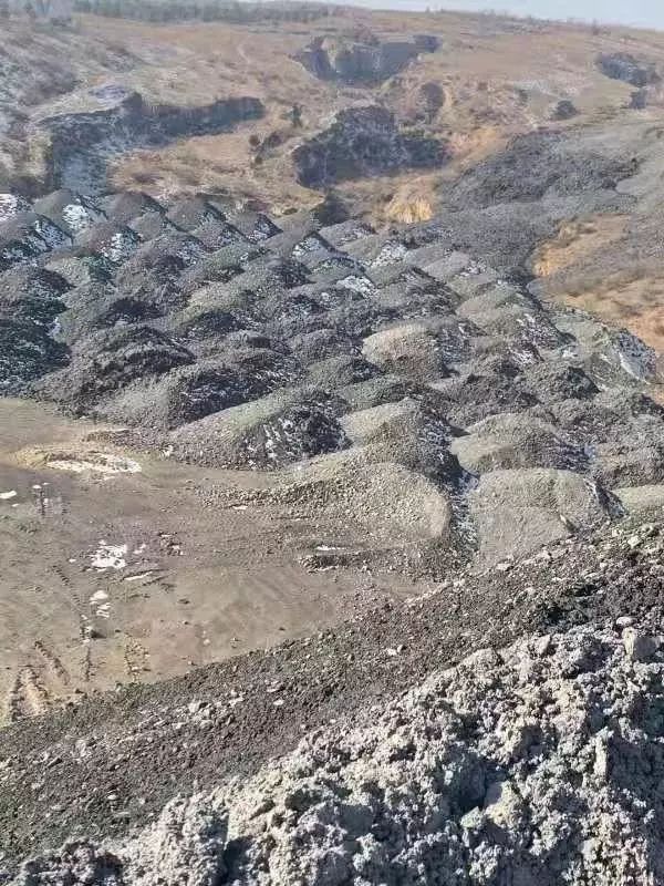 新政刚出台就被无视内蒙古一地煤矸石和煤泥堆积成山