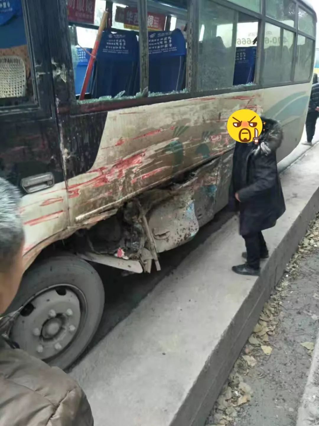 吓人g348自贡荣县段发生车祸大货车头都断了