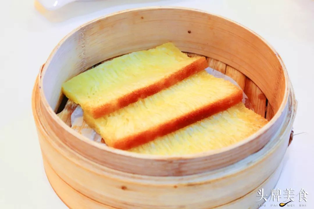 黄金菠萝糕色泽诱人,好吃不腻,是十分值得品尝的鲜儒美食之一!