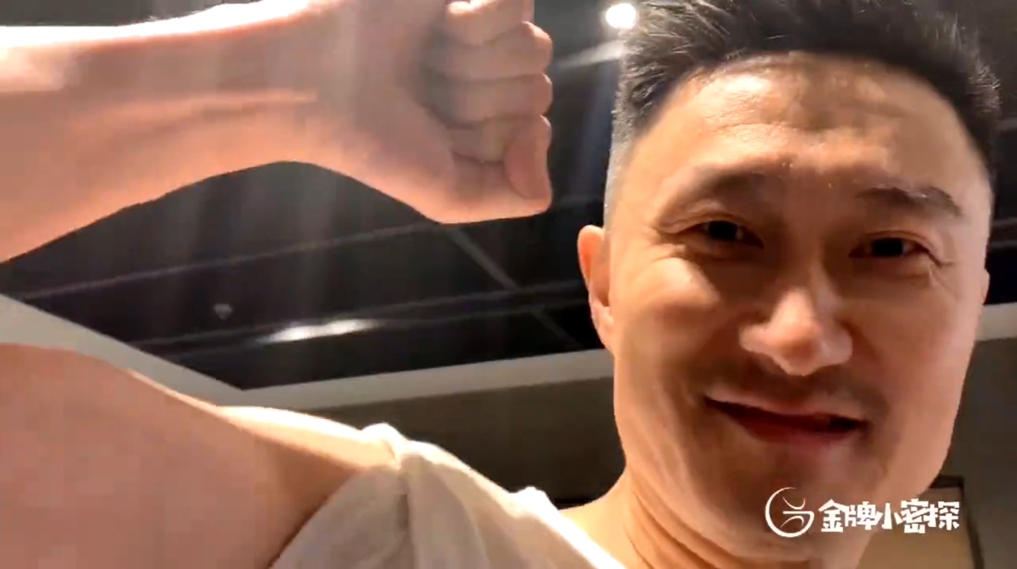 杜锋当着记者的面秀了一波肌肉.