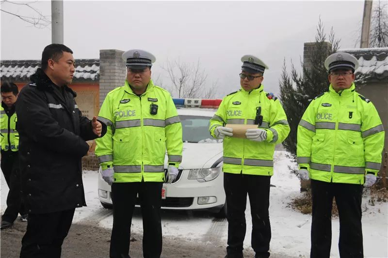 宜川交警大隊大隊長楊軍帶頭全警上路加強雪天道路交通安全管理工作