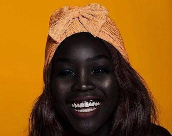 世界上最黑的美女除了牙齿白嘴唇都黑但却意外的美