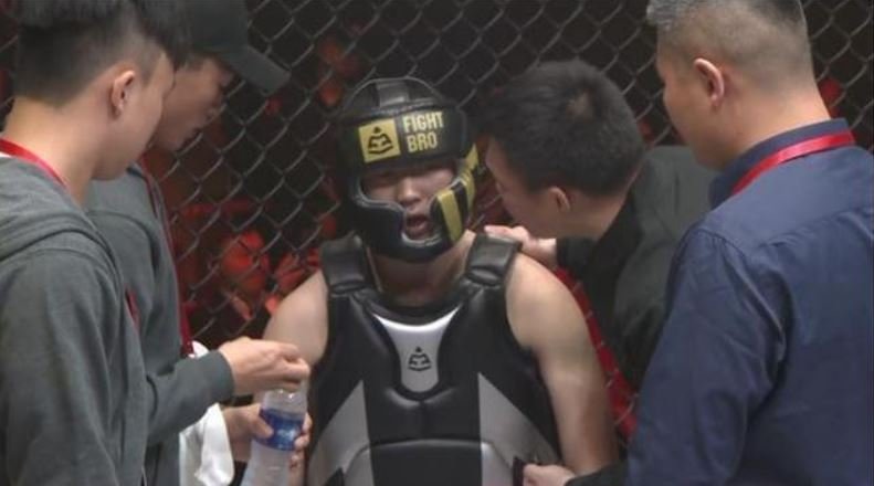 但是拳击套毕竟很重,药水哥对着盲僧(一龙)的头部挥了几下之后就有点