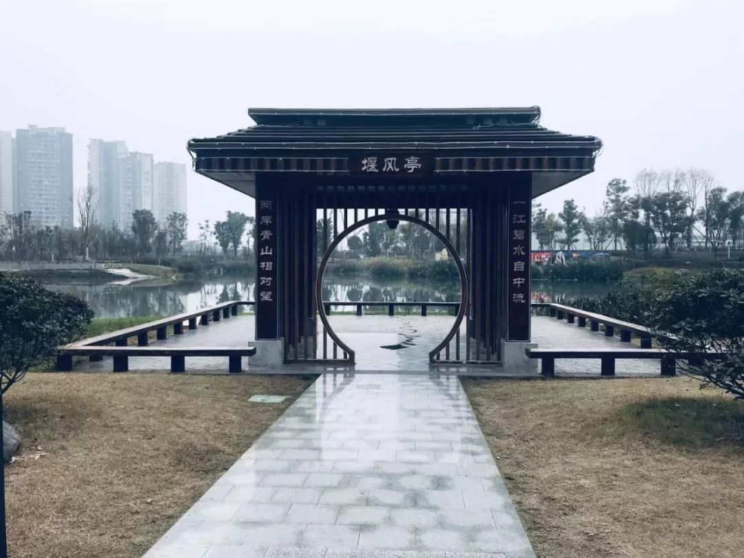 堰风亭的亭内更是独具匠心,在地面上刻出了一条细长的"迷你版"东风堰