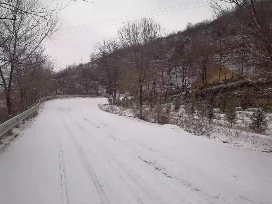 华池交警加强雪天路面管控确保道路交通安全