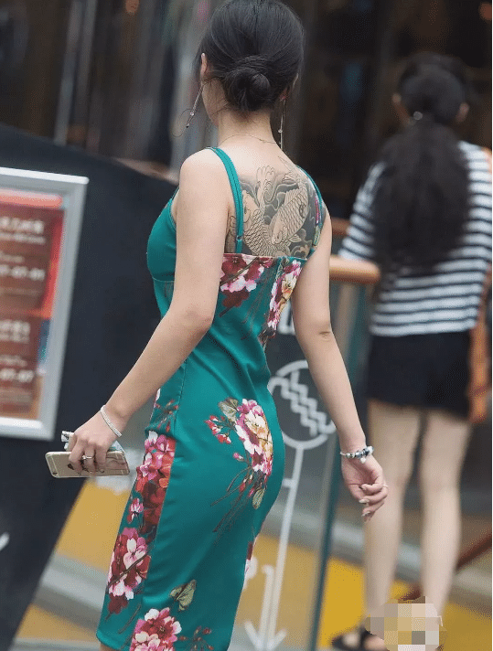 吊带牡丹裙的社会姐