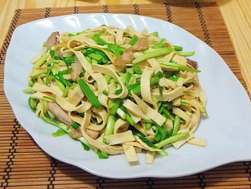 【蒜苗炒千张】1,把千张对折切一下叠起来,切成丝备用.