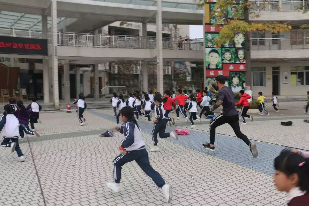 加强反恐防暴演练构建平安和谐校园记凤翔小学开展校园防暴恐应急处置