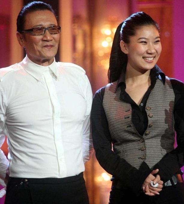 老当益壮!83岁谢贤与小49岁女友复合后加强锻炼,傍晚爬山腿不软