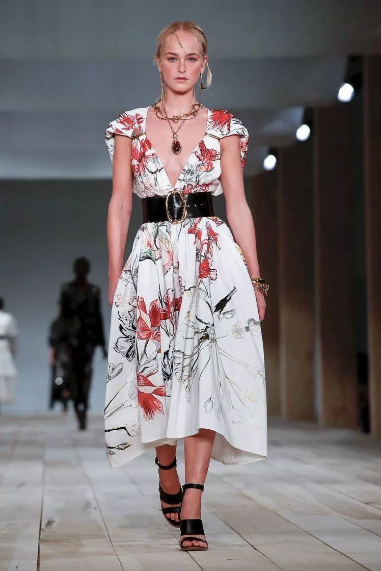 "后麦昆"时期奇妙世界,英式的复古浪漫,献给mcqueen的最美情书!