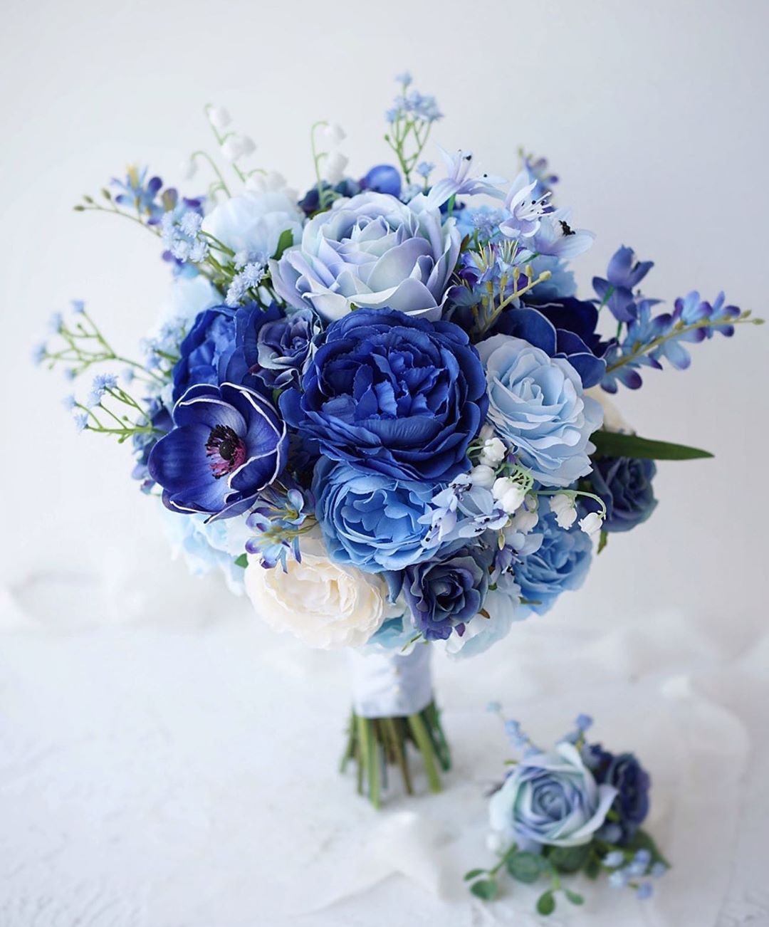 新娘选择蓝色的手捧花可以混入一些纯洁的白色或者亮眼的黄色,这样的
