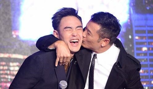 苗侨伟的吻总是那么深情,图一这画风真的不尴尬吗_谢贤