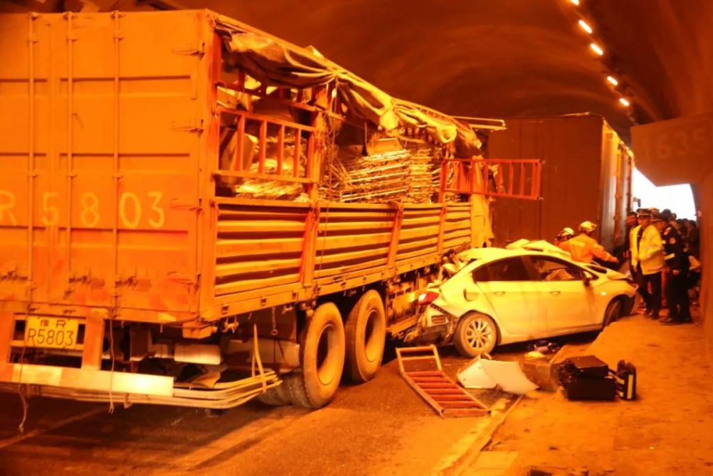 多车追尾!贵州一高速隧道内发生交通事故,小车几乎报废