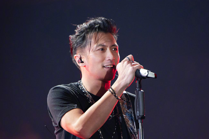 2020年的跨年,谢霆锋却没有和王菲在一起,反而选择参加了江苏卫视的