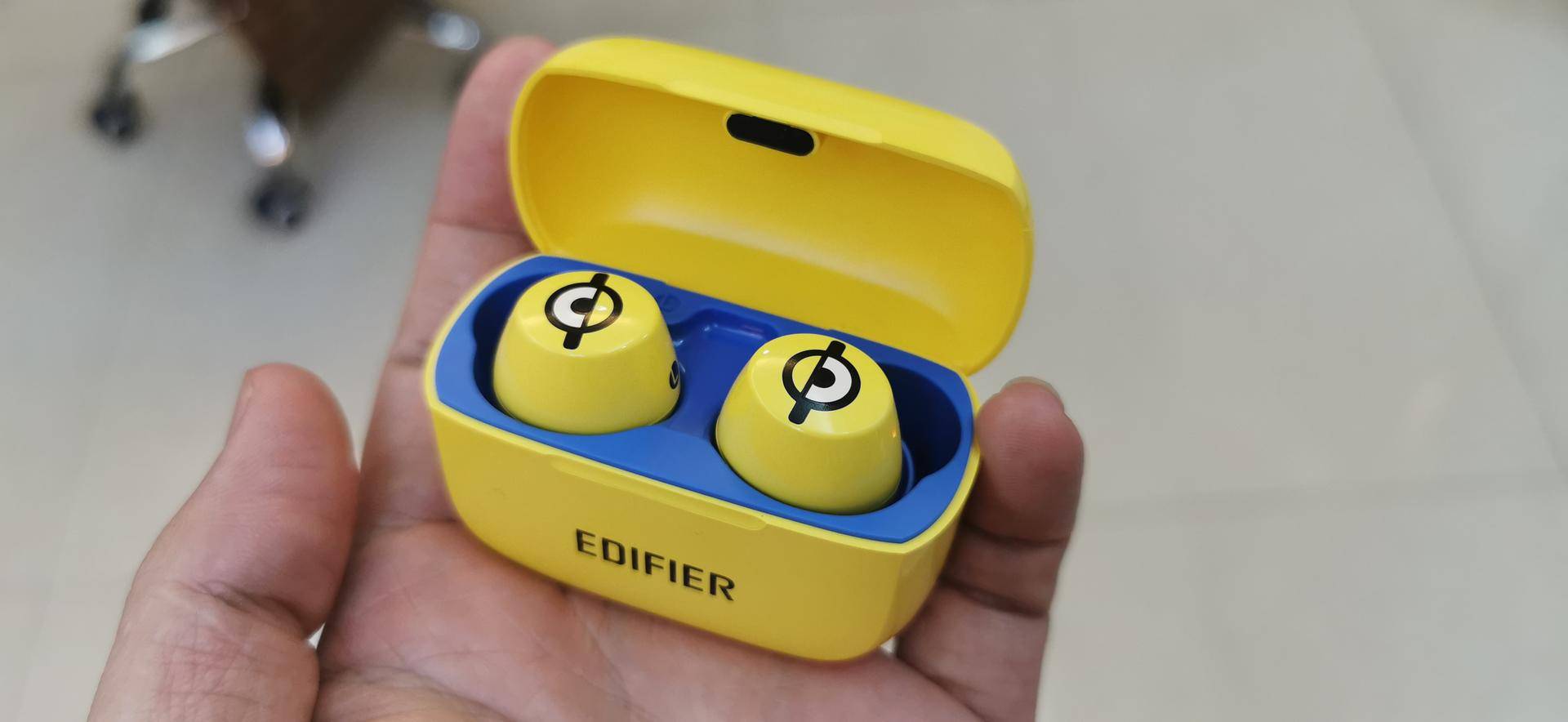 萌萌的时尚体验漫步者w3小黄人无线蓝牙耳机