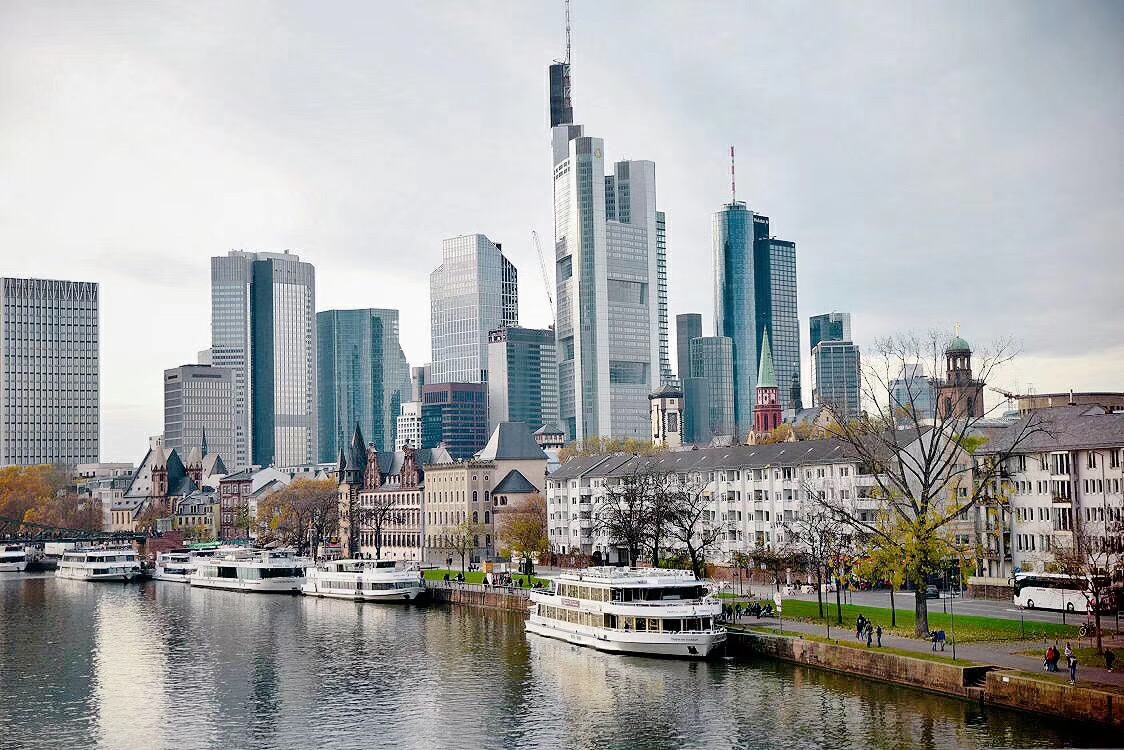 欧洲央行,德国联邦银行,总部都设立在此,法兰克福因此有,"美茵河畔