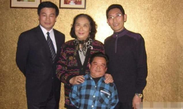 如今的陈三木是国家一级演员,而她的妻子身高也有1米58,高了不是特别
