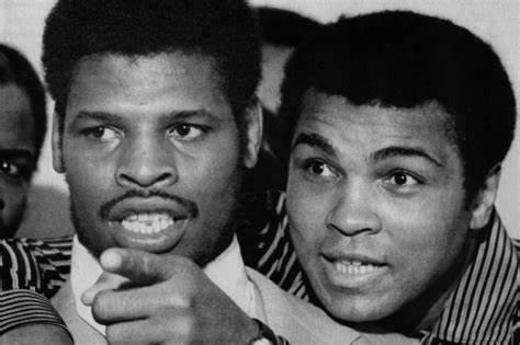 他曾爆冷击败拳王阿里,现在正在与癌症做最后的斗争