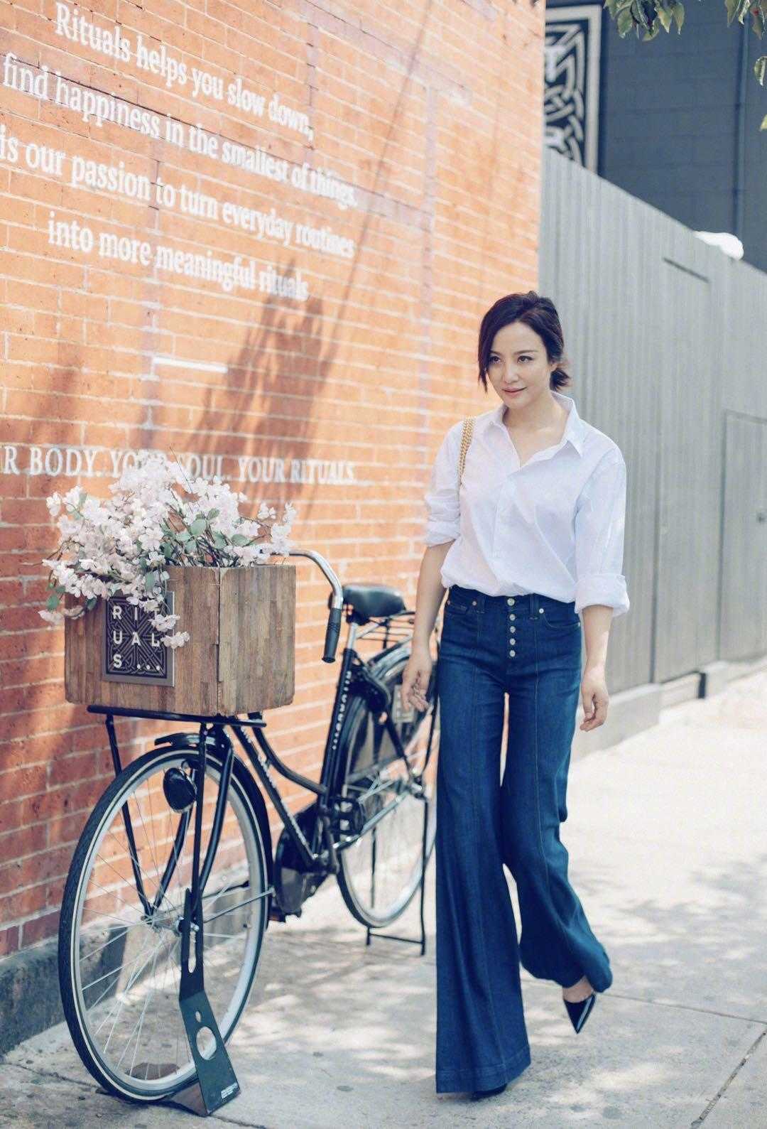 原创女神陶红就是会穿白色开衫搭配牛仔裤清新保暖50岁看着像20岁