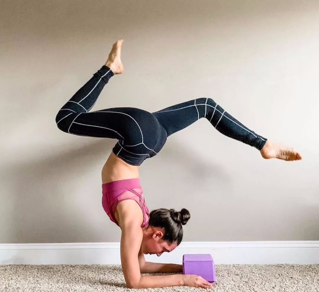 这个分腿的手肘倒立可以帮助找到手臂和肩背的稳定性把虎口卡在砖块