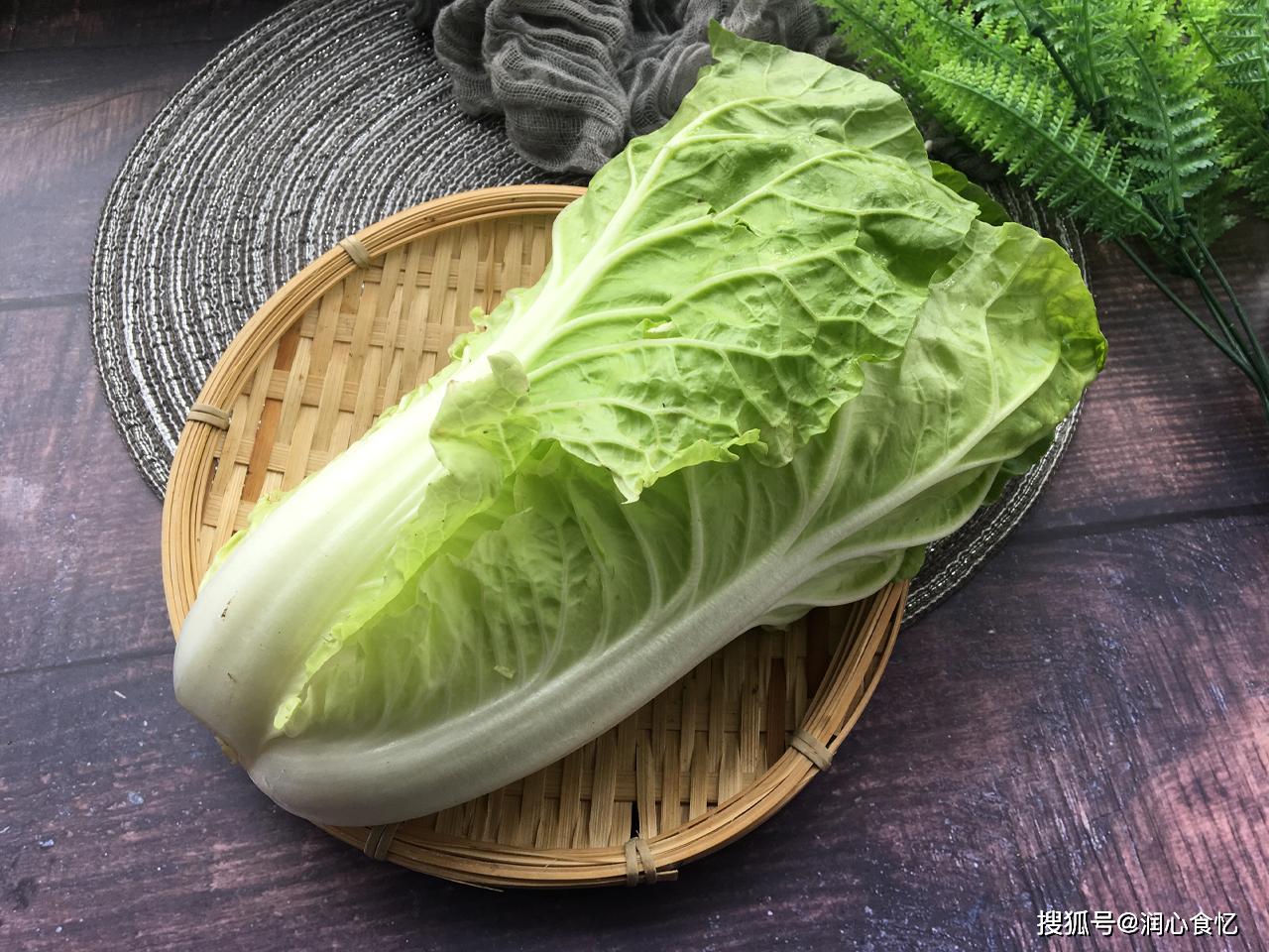 而黄芽菜其实就是白菜,冬至过后把白菜的大片茎叶剥去,只留下菜心部分