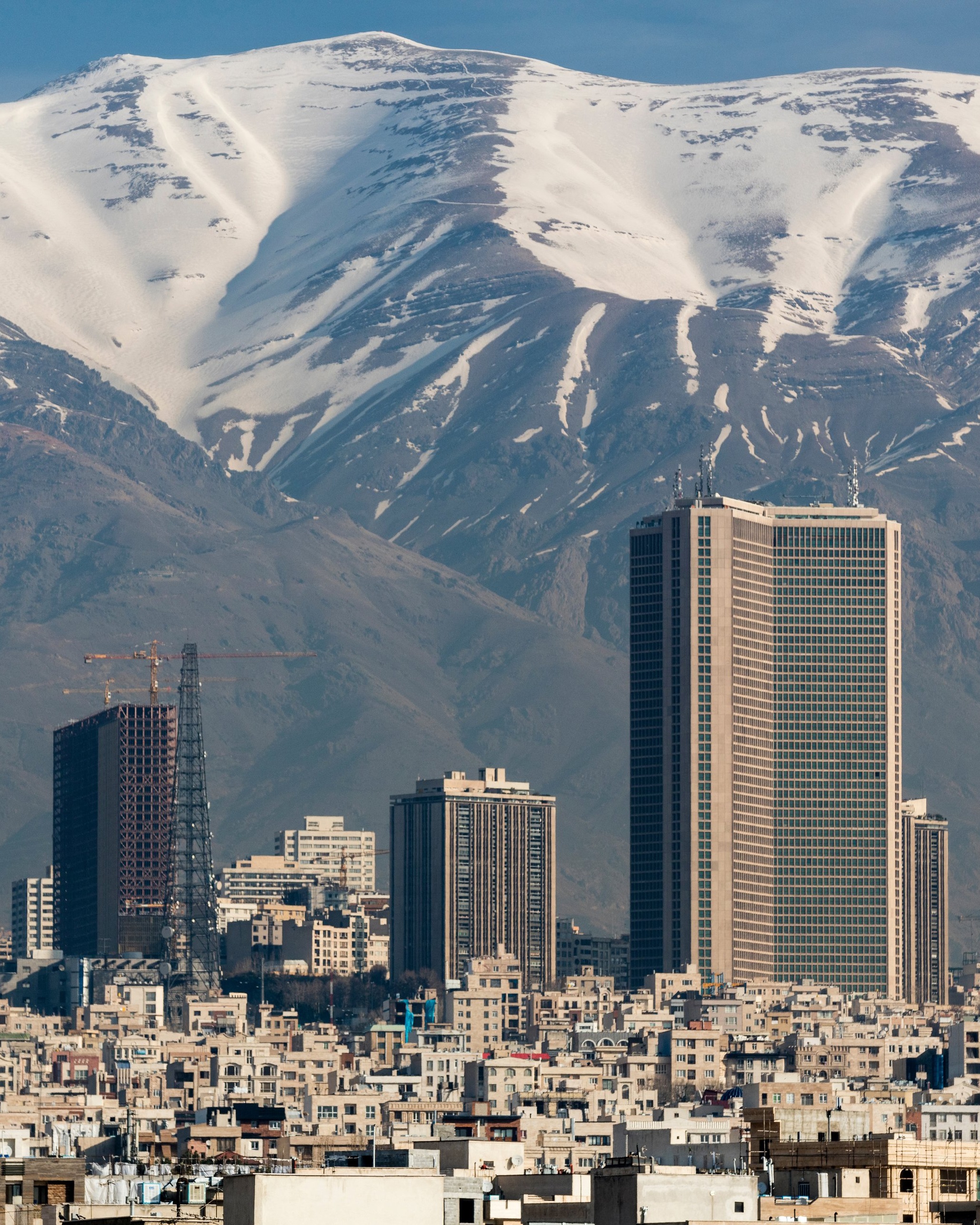 原创背靠大山,面朝沙漠,伊朗首都德黑兰战略位置如何?