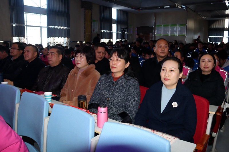 潢川县春申中学举办第二届最美教师颁奖暨2020年元旦迎新晚会