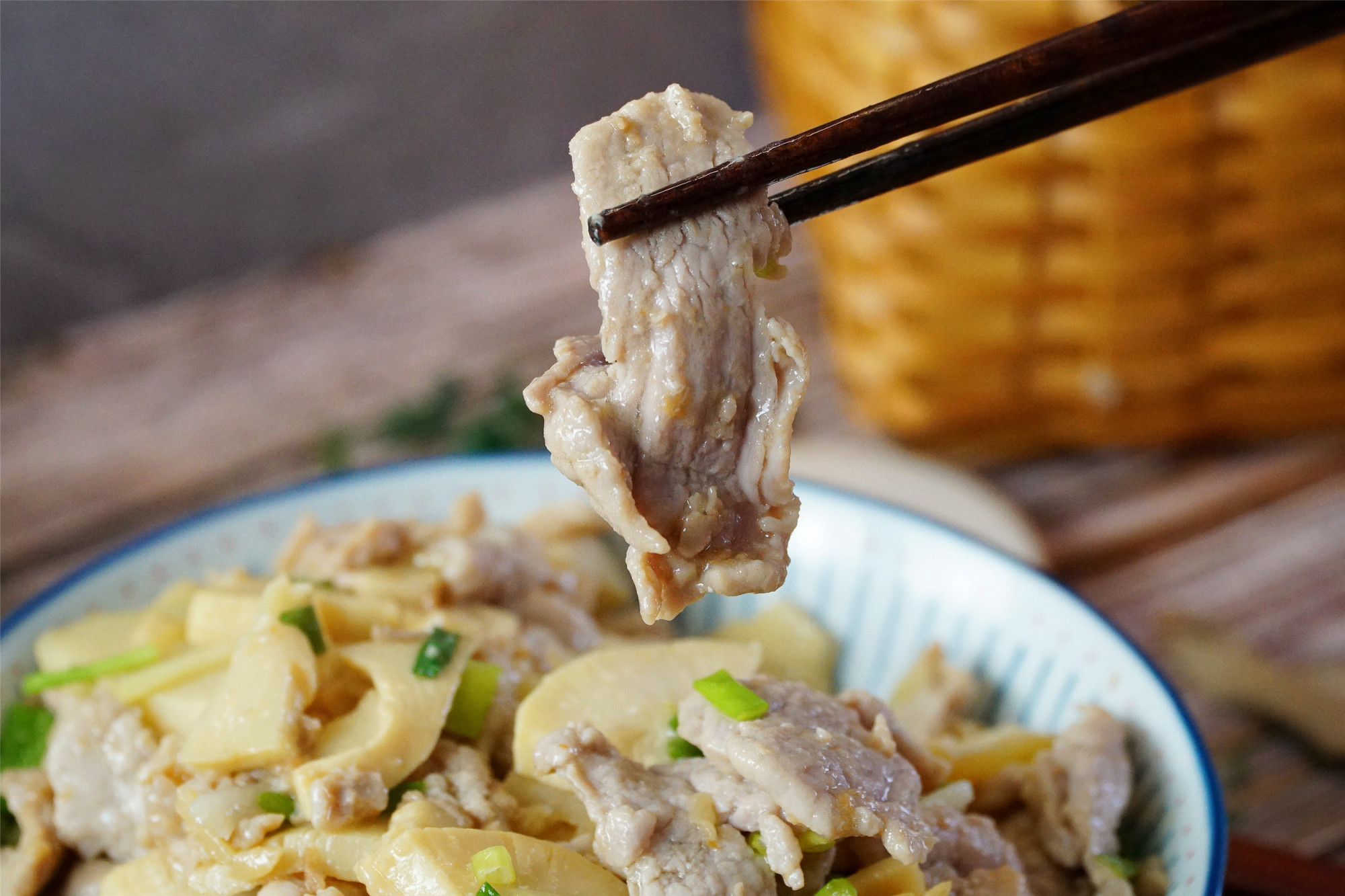 炒肉片时先裹淀粉还是蛋清都不对教你炒不老肉滑嫩的窍门