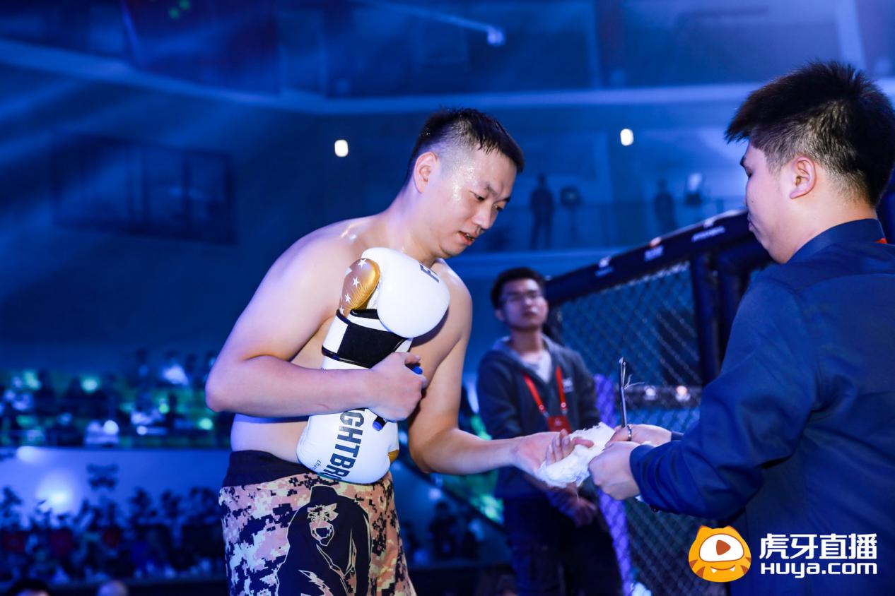 药水哥被一回合放倒,起身后再现绝活,一龙倒地以手捂脸!