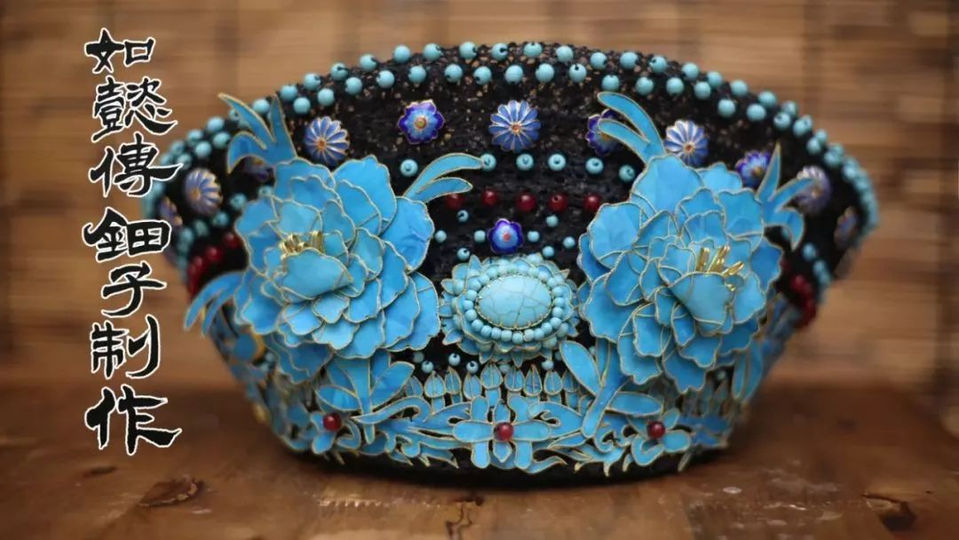 89年小姐姐火了用易拉罐将绝美凤冠据为已有