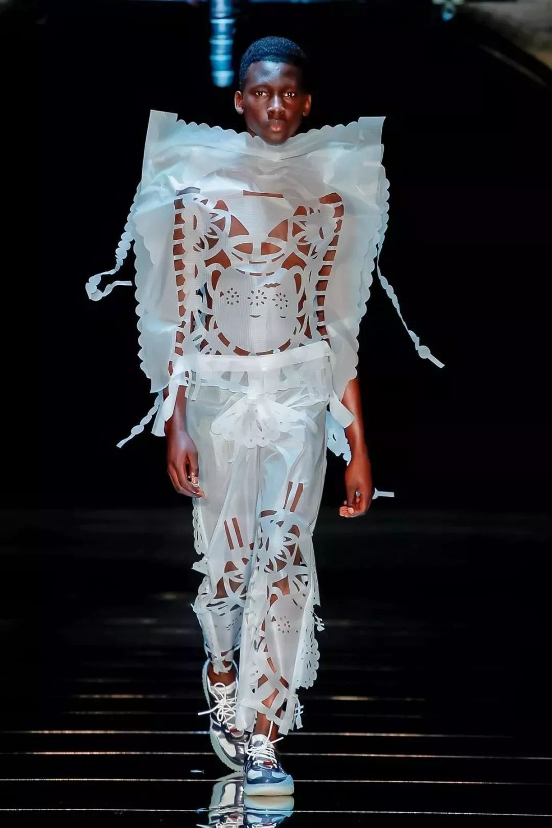 中国剪纸艺术登上时装周秀场dior七十周年展览美到逆天