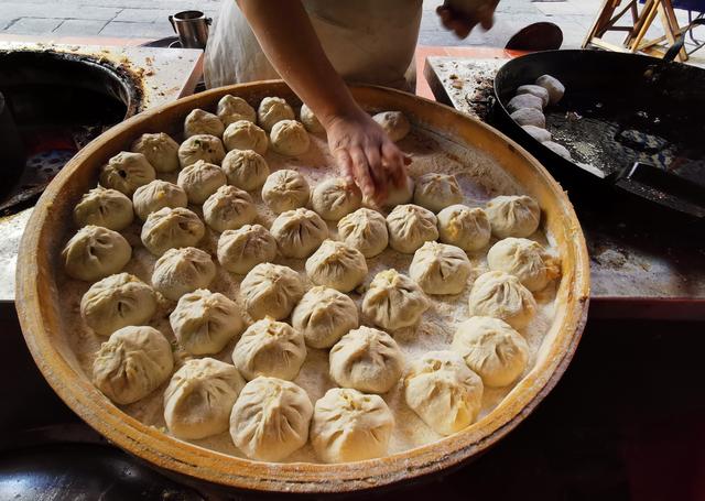 莆田生煎包:不讲究卖相却实惠,似生煎家族的傻大个,加扁食绝配