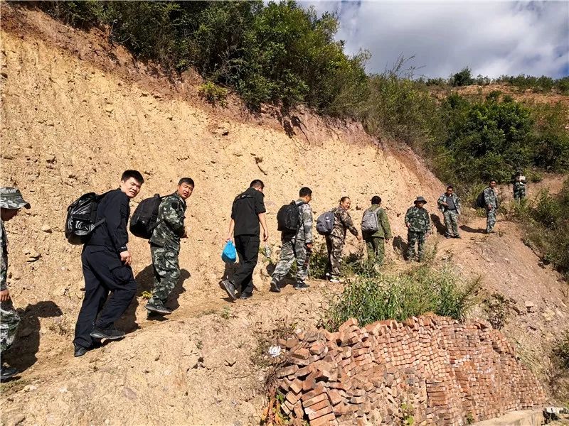 兰坪县兔峨乡背包背起为民服务的初心使命