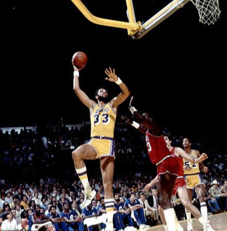 在大学毕业后他参加了nba选秀,而nba联盟里也早已听说了ncaa为贾巴尔