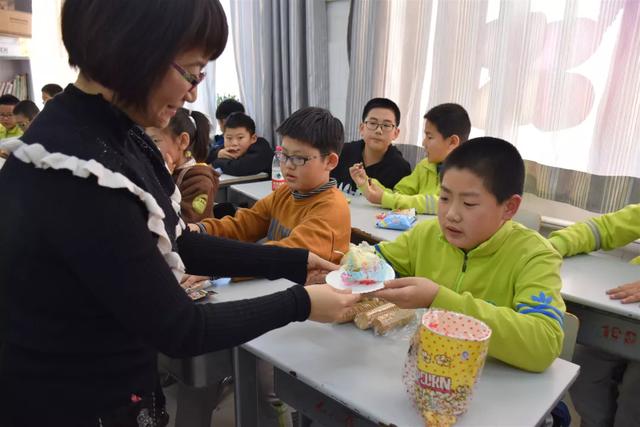 赤峰市紅山區(qū)第十九小學(xué)——儀式成長課程之十歲生日禮(圖23) 赤峰市紅山區(qū)第十九小學(xué)——儀式成長課程之十歲生日禮(圖23)