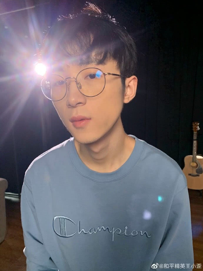 众人兜兜转转王小歪还在这儿一直坚持着自己的梦想和初心