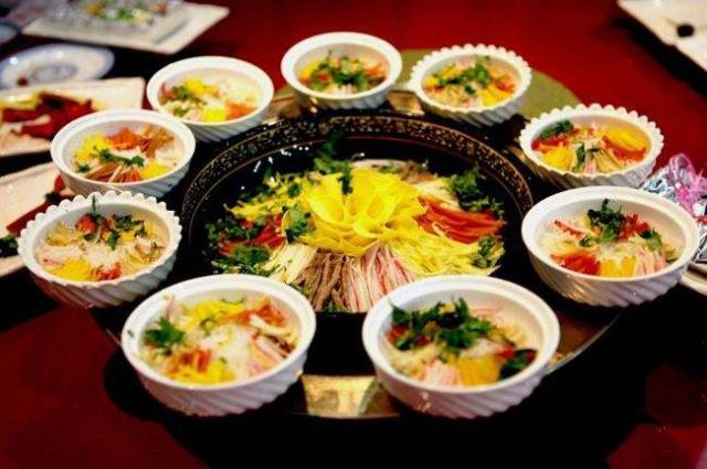 洛阳八大怪有多怪喝汤无勺蹲门外啤酒一瓶倒下来