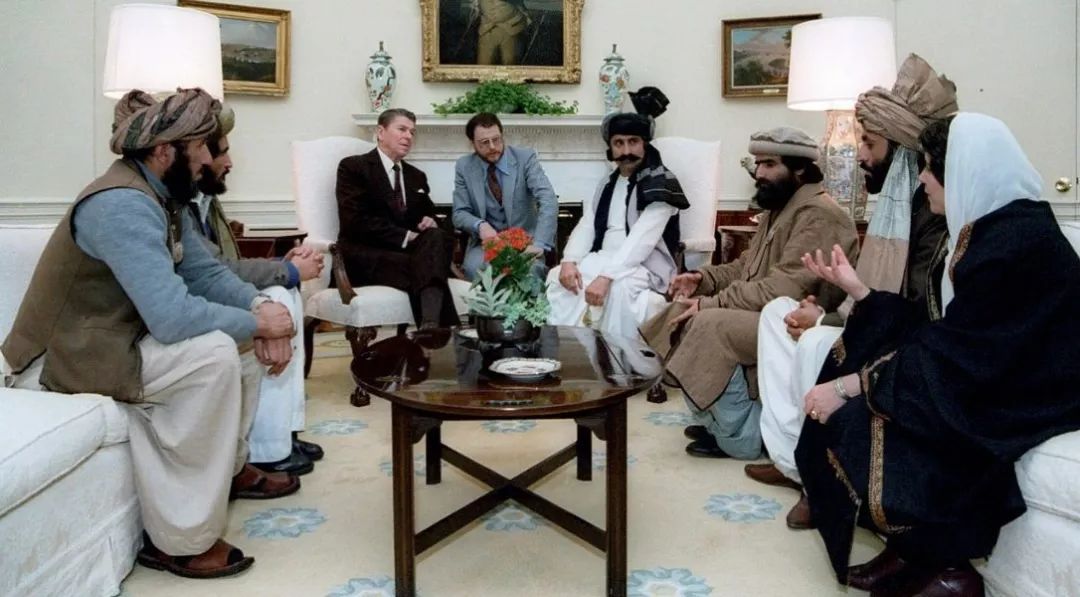 里根会见阿富汗圣战者并表示鼓励好莱坞也配合总统开动宣传机器.